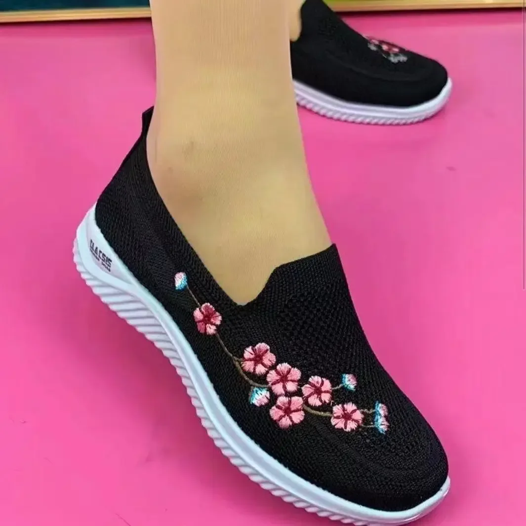 Vulcanized shoes fashion embroidered shoes lightweight soft soled middle-aged mother sports shoes non-slip breathable fabric