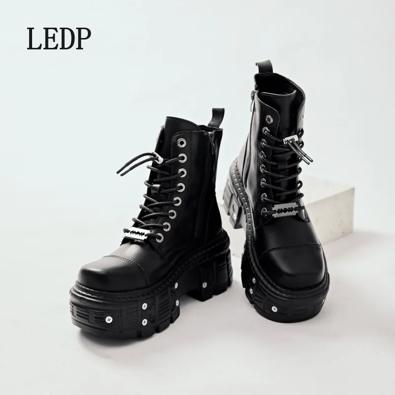 Ledp marca plataforma tornozelo botas femininas rock dedo do pé redondo rendas até moda 2024 novo punk feminino retro sapatos grossos decoração de metal