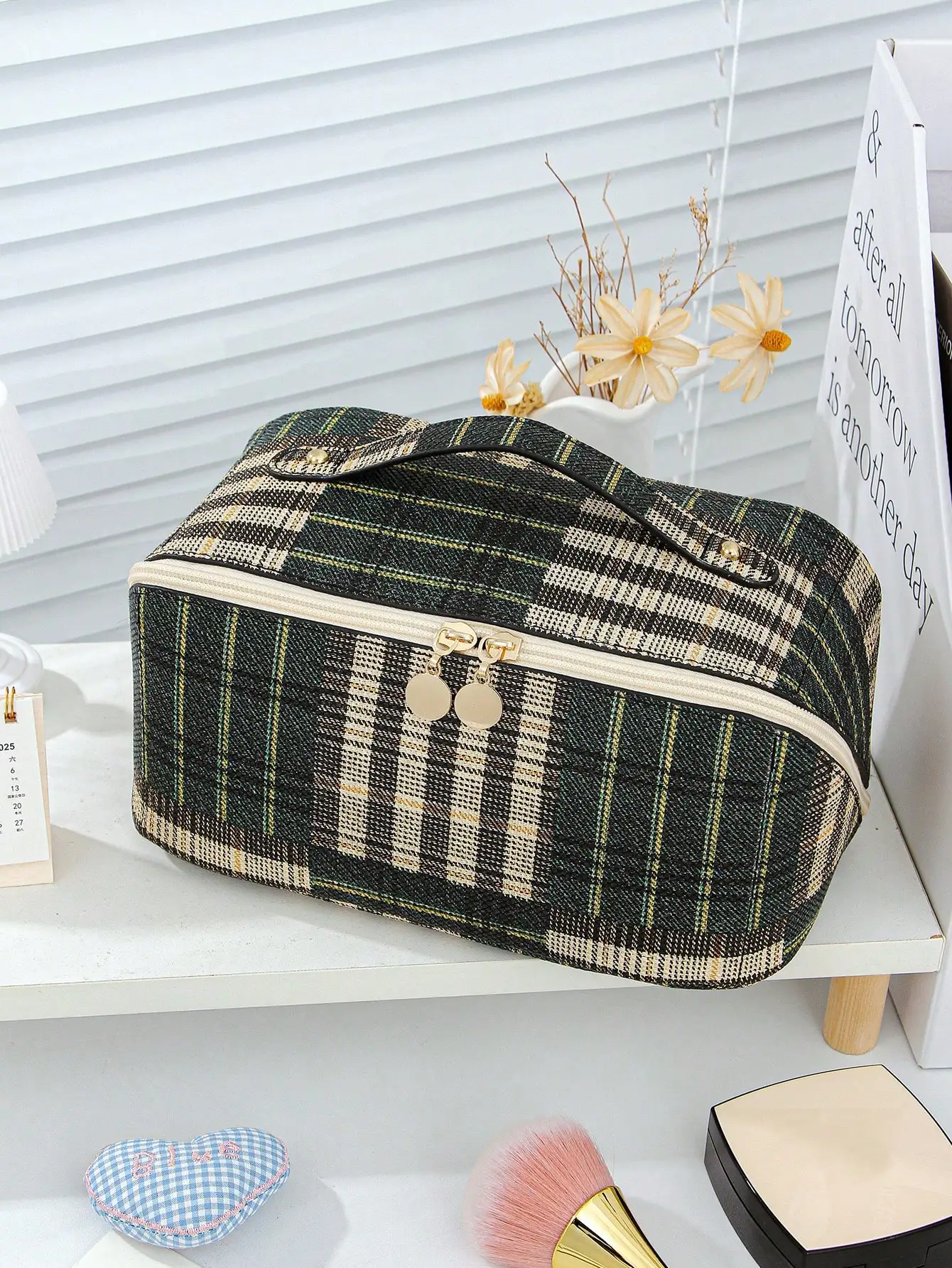 1 PC Black Striped Plaid Patchwork High-End Cosmetic Bag Make Up Bag,Fashionable And Casual Large Capacity Portable Zipper Makeup Bags,Travel And Vacation Essentials Cosmetic Bags For Sanitary Napkins,Pouch Pads,Wired Earphones,Headphones,Charger