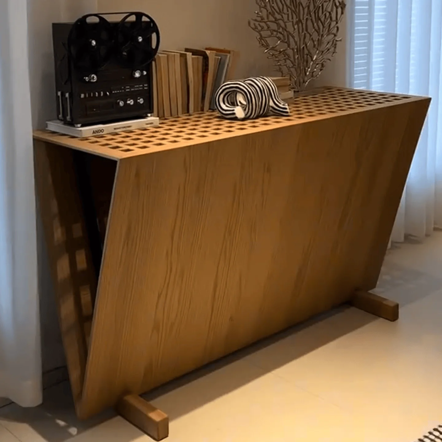 Log inverted triangle entrance table Solid wood, quiet wind against the wall Side table Extreme living room TV cabinet