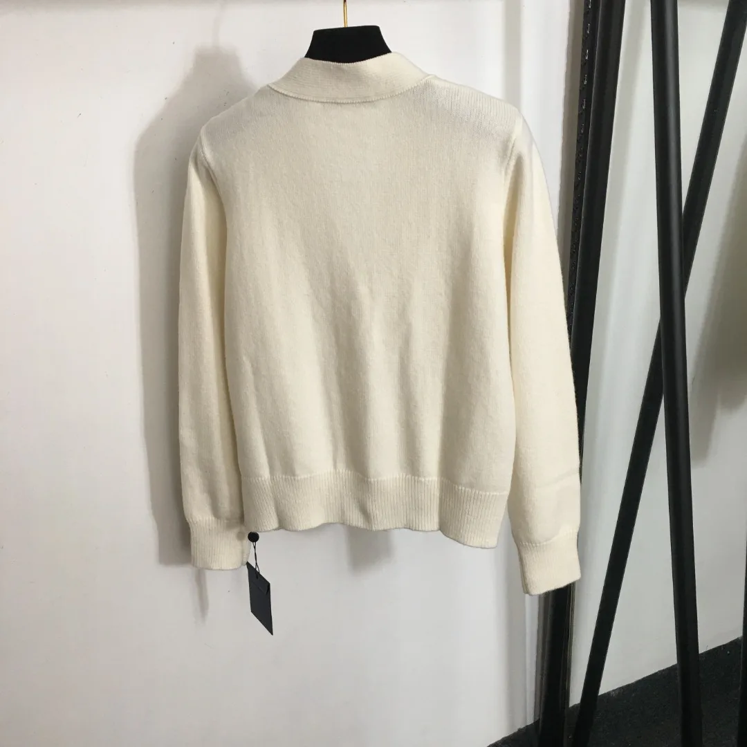 

Luxury pearl button V-neck long sleeved wool knitted cardigan fashion Versatile Soft and comfortable Girlish style Light luxury