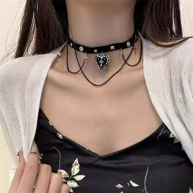 Een Zwart Hart Kruis Ontwerp In Donkere Punkstijl Met Een Gepersonaliseerde En Trendy High-End Pittige Meisjesketting