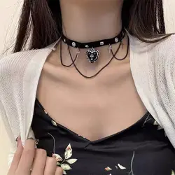 Un design A croce con cuore nero in stile punk scuro con una collana da ragazza piccante di fascia alta personalizzata e alla moda