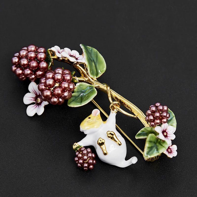 

Fashion Joker enamel glazed white flower beaded grape mulberry fruit hamster brooch cute temperament accessories.