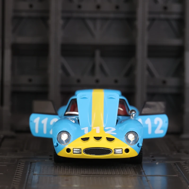 รถโมเดลซูเปอร์คาร์ 1:32 250GTO ทำจากโลหะผสม สามารถเปิดประตู ฝากระโปรงหน้า และฝากระโปรงท้ายได้ งานฝีมือประณีต