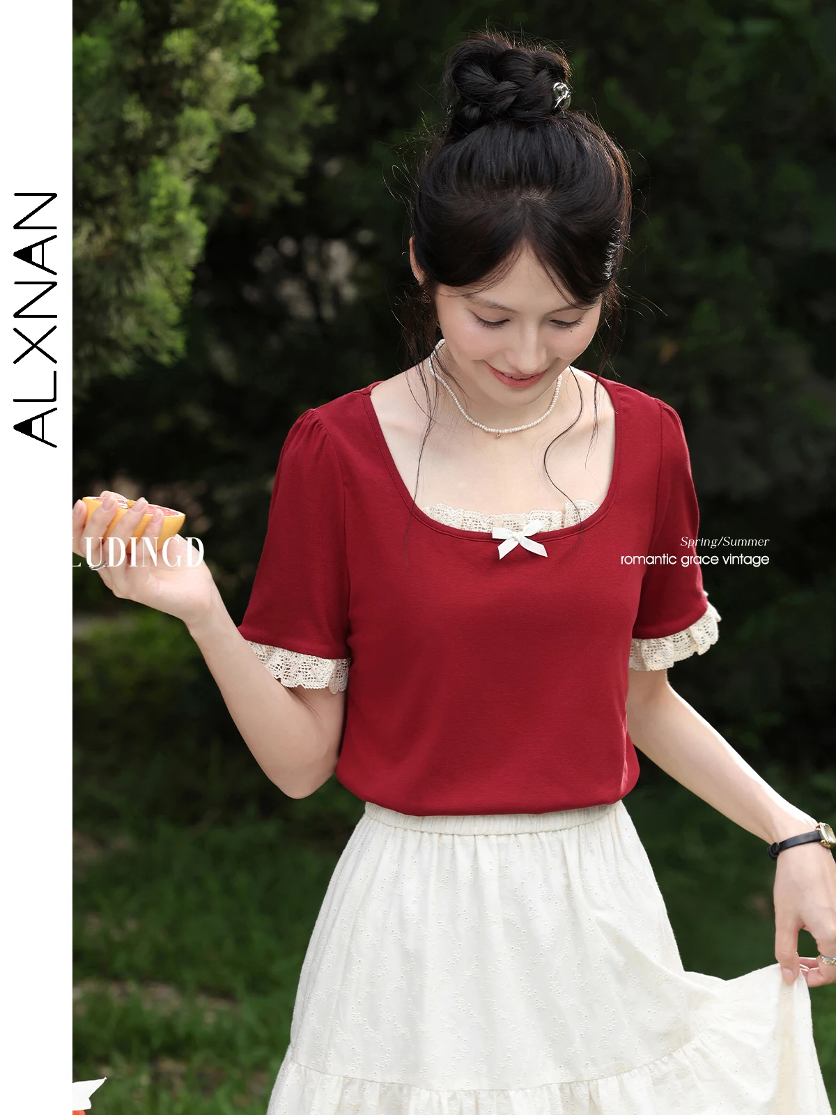 

ALXNAN Women's Red T-shirt Lace Trim Elegant U-neck Cotton T-shirt Summer Vintage Casual Office Lady Short Sleeve Tops L557105