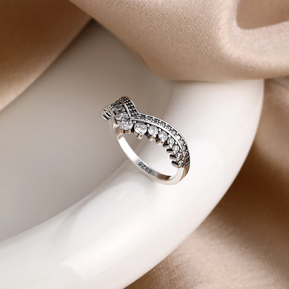 S925 Anello in argento da donna Corona geometrica zircone intarsiato Fascia lucida Gioielli di moda Fidanzamento Festa di nozze Regalo di lusso Trendy 2025