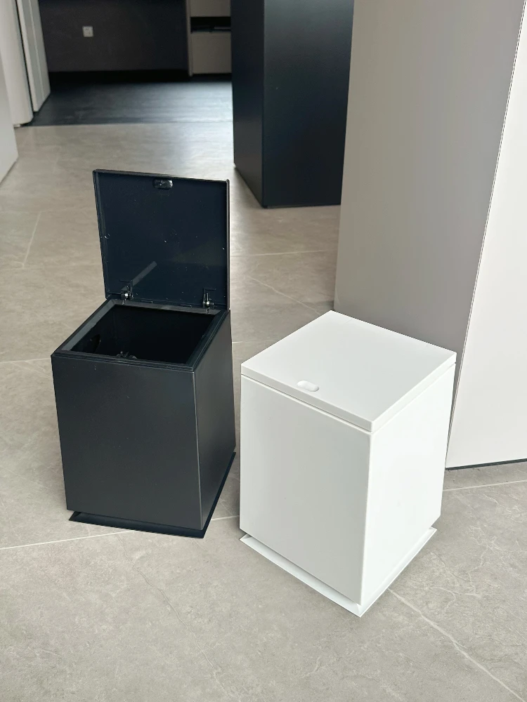 

Квадратная цветная простая мусорная корзина с крышкой для гостиной и ванной комнаты, без необходимости прикосновений руками, без пыли, высококачественная пластиковая урна для отходов