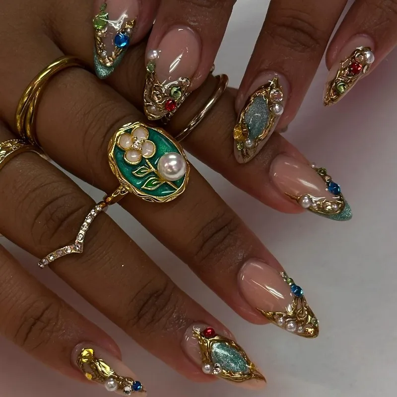 24 Stück Retro Grüne Katzenaugen Mandel Aufklebenägel Vollständige Abdeckung Goldene Muster Glitzer Diamanten Französische Künstliche Nägel für Frauen