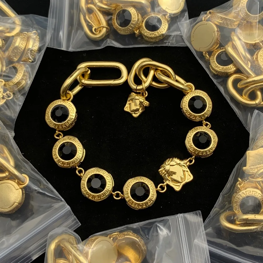 سوار أنيق جديد لعام 2025 بتصميم رائع عالي الجودة للنساء يسلط الضوء على هدية مجوهرات مثالية على الطراز المتطور