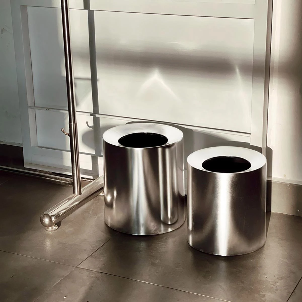 Electroplated Silver Wastebasket Premium Imitation Metal Bin Household Living Room Bedroom Office Rubbish Bin Industrial Style