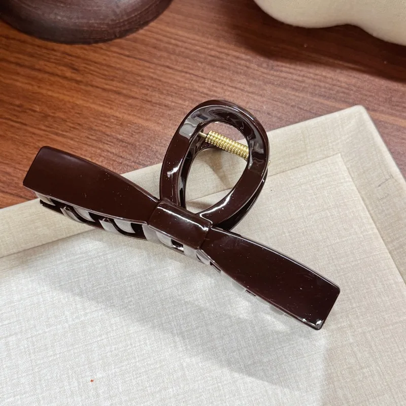 1 Stück Retro-Haarspange in Kaffeefarbe, große Haarspange, glänzende Haarspange mit Kunststoffring, schlichte und elegante Damen-Haarschmuck. – Detail 5