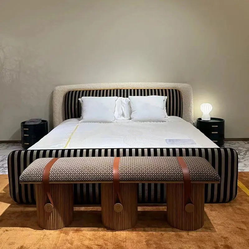 Leichtes, luxuriöses Hauptschlafzimmerbett, moderner, minimalistischer Designer, großes, hochwertiges Schlafzimmer-Doppelbett aus Stoff mit flachem Boden