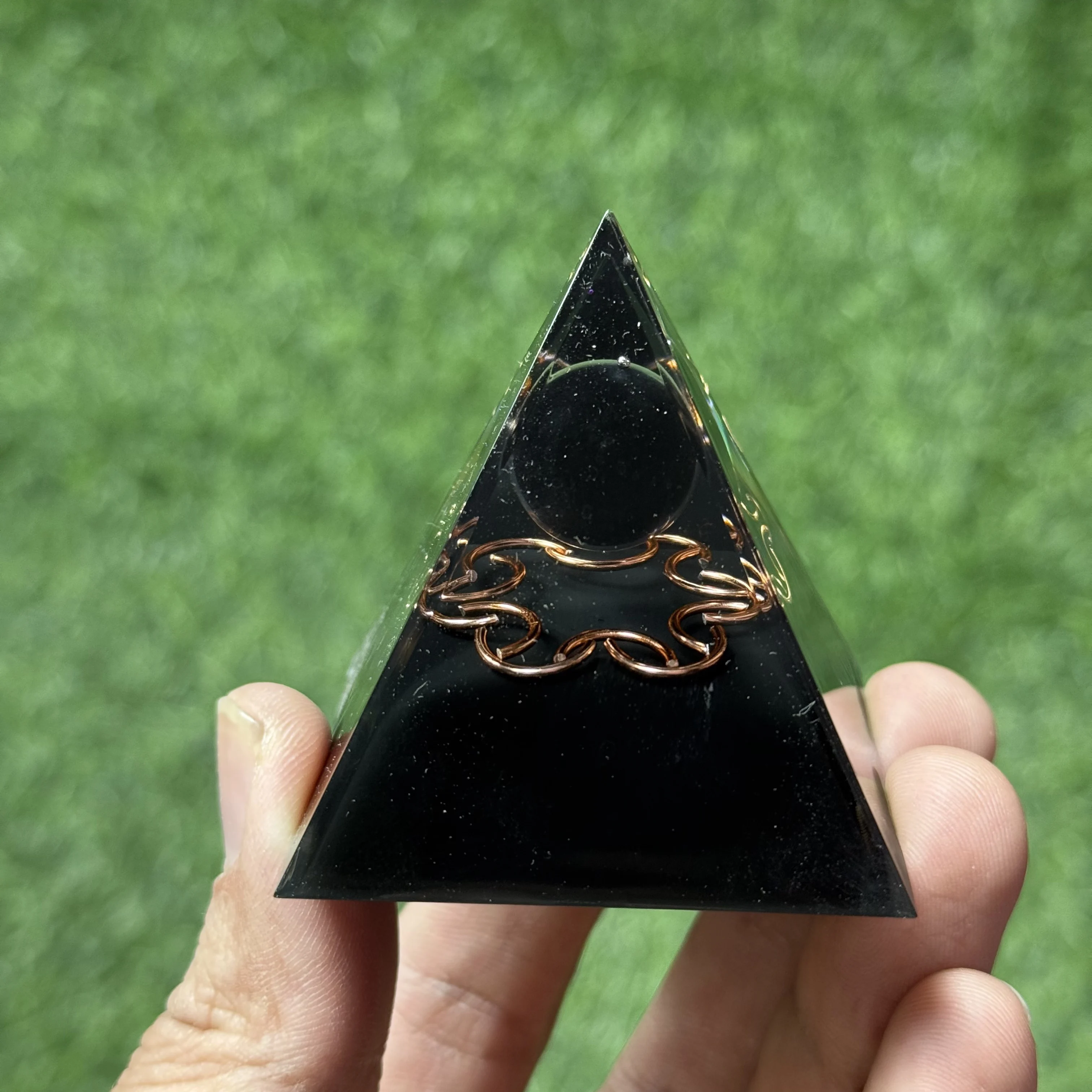 1pc pirâmide de orgone, a pirâmide de ogan é compuesta de obsidiana, ornamento de mesa para casa, pirâmide de resina, pirâmide de obsidiana de orgone