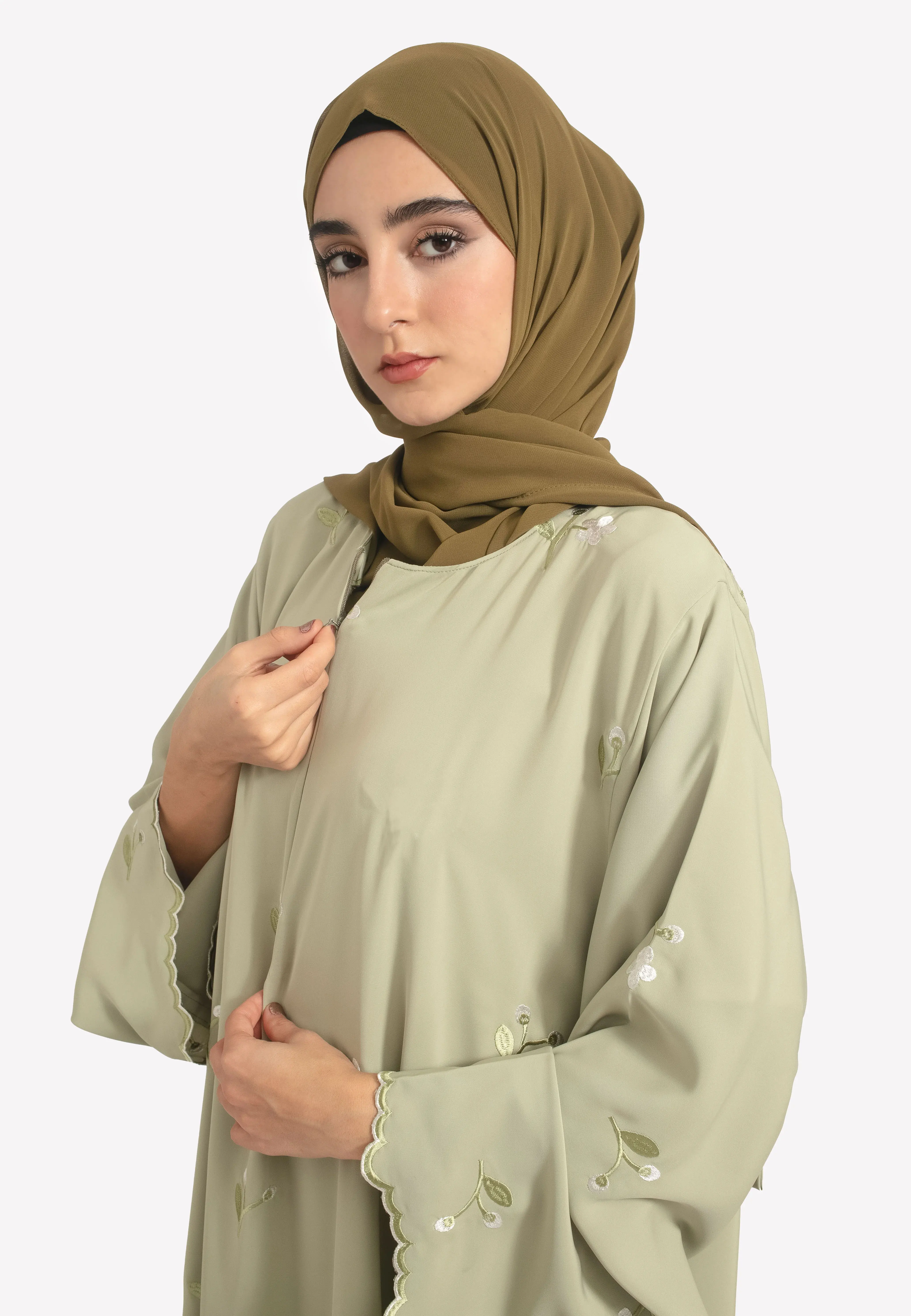 Stilvolle muslimische Abaya-Frauen, islamisches hellgrünes Stickdesign, bequemes Material, perfekt für Märkte im Nahen Osten