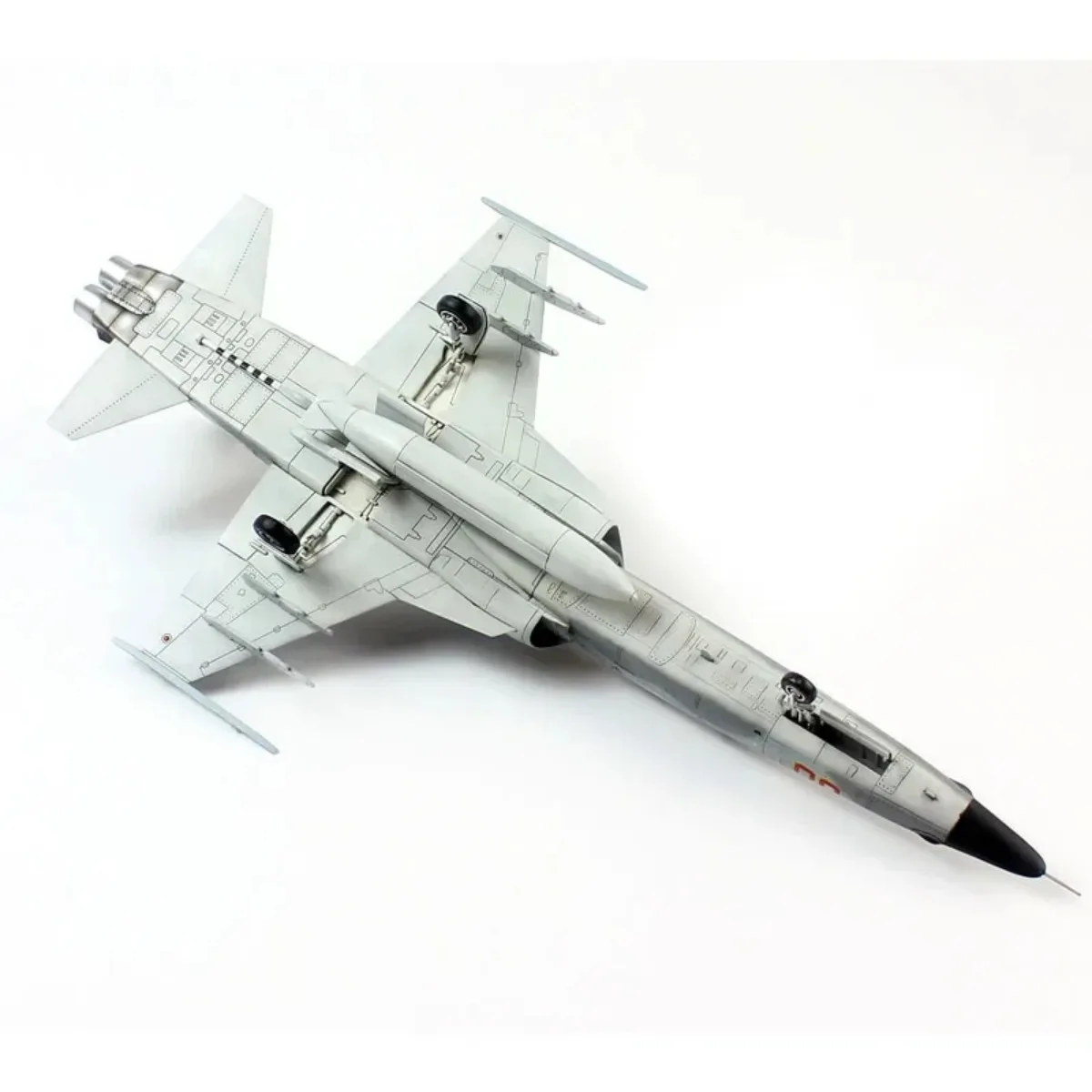 ドリームモデル組み立て航空機キット DM720014 米国 F-5F タイガー II 2 人乗り戦闘機 (後期バージョン) 1/72 カスタムコレクタブルおもちゃ