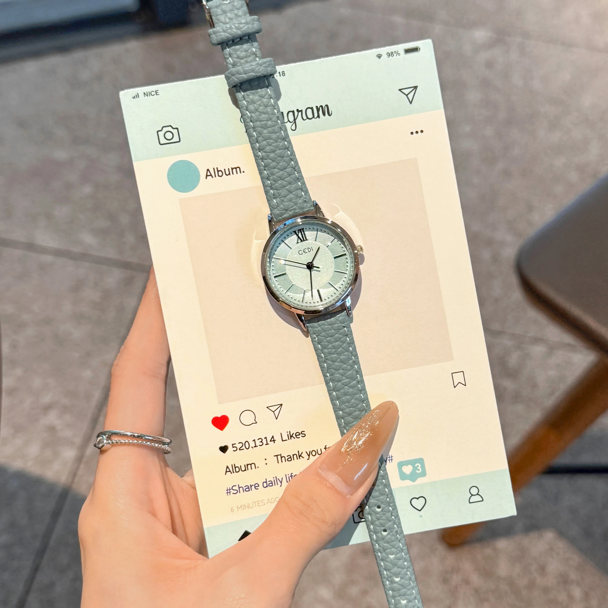 ساعة نسائية، صغيرة ورائعة، ريترو، مزاج أدبي وبسيط، 2025 ساعة كوارتز جديدة، ساعة نسائية ستانلس ستيل