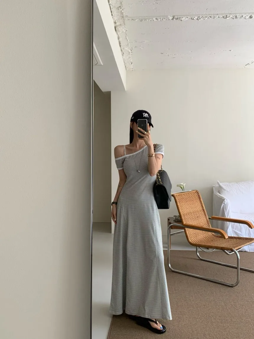 Vestido listrado de manga curta com decote inclinado e ombro de fora para mulheres, novo design de verão, ajuste fino e saia longa exclusiva