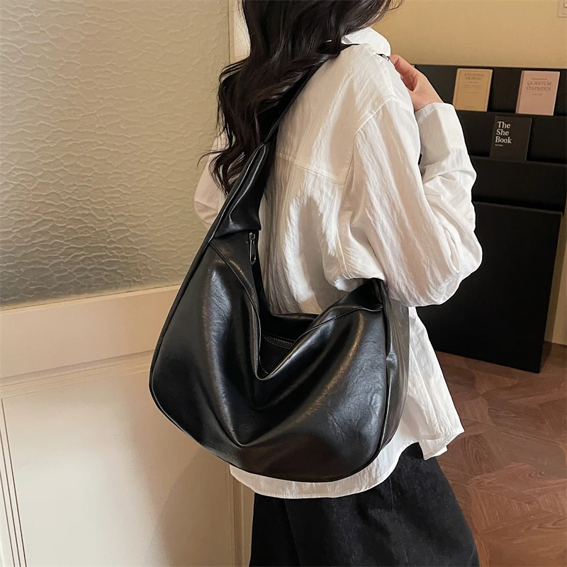 

Однотонная модная сумка через плечо, персонализированная многофункциональная кожаная сумка-кроссбоди, минималистичная сумка-пельмень для повседневного использования.