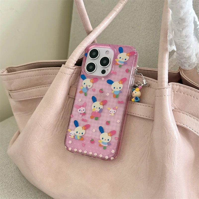 เคสโทรศัพท์ลายการ์ตูนซานริโอ อุซาฮานะ สีชมพู ลายตาราง ลายสตรอว์เบอร์รี่ เหมาะสำหรับ iPhone 16/15/14/13 เคสป้องกันโทรศัพท์ลายการ์ตูนอนิเมชั่น ของขวัญสุดพิเศษ