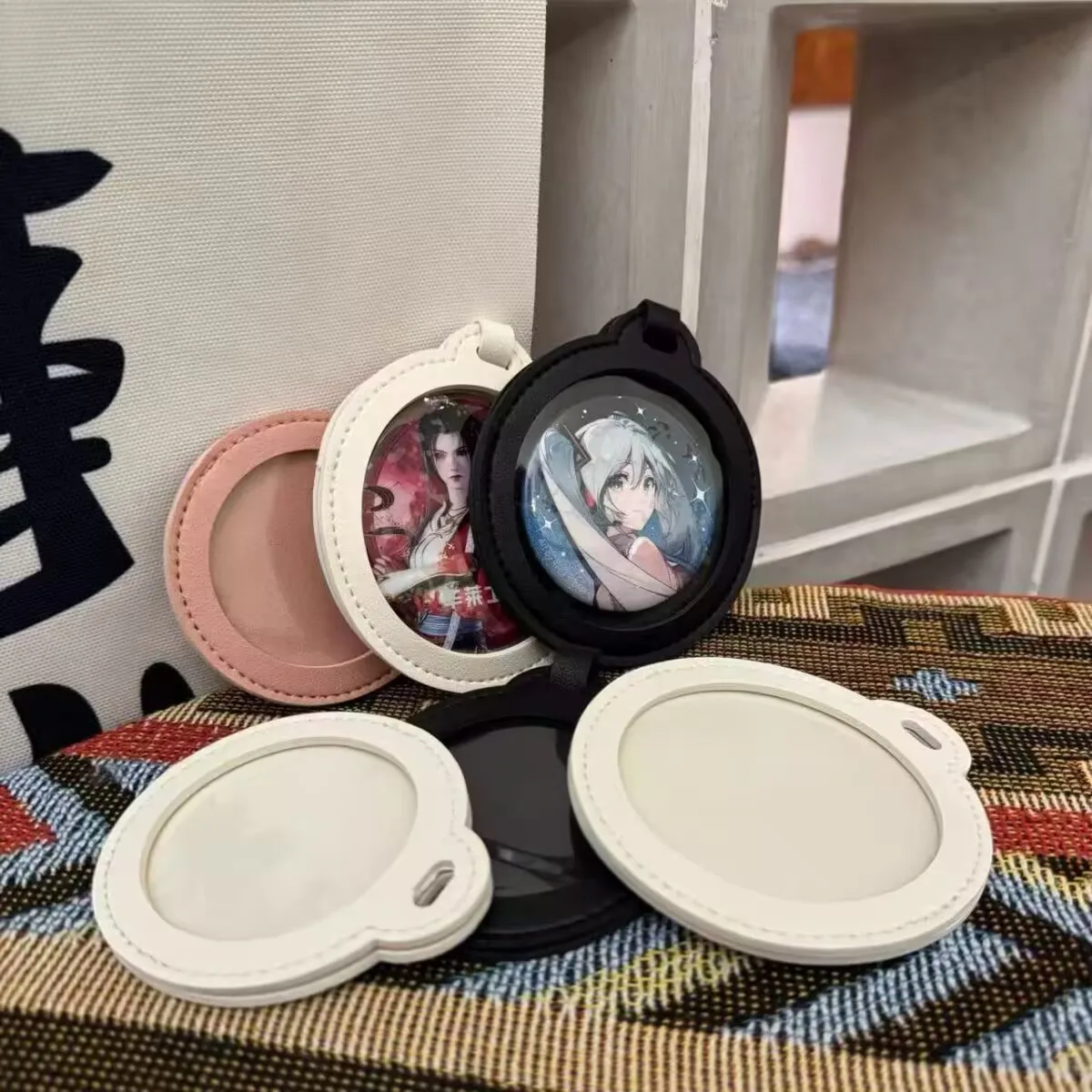 حافظة واقية معلقة على شكل حقيبة صغيرة من باجي، حقيبة صغيرة شفافة لتخزين شارة عرض الملحقات الطرفية الأنيمي