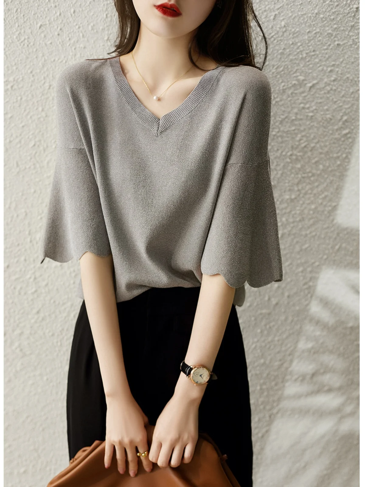 Вязаная футболка из ледяного шелка «летучая мышь» Летний модный дизайн Small Fraance Sle Свободный крой V-Ne Карточка длины пять четвертей...