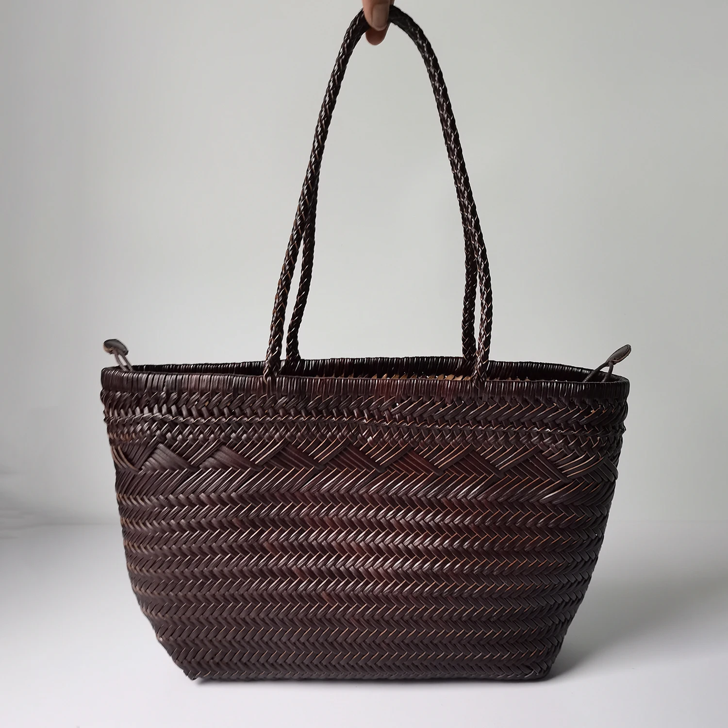 

New large French hand-woven vegetable basket bag cowhide hand-made bag women's one-shoulder handbag high-end women's bag