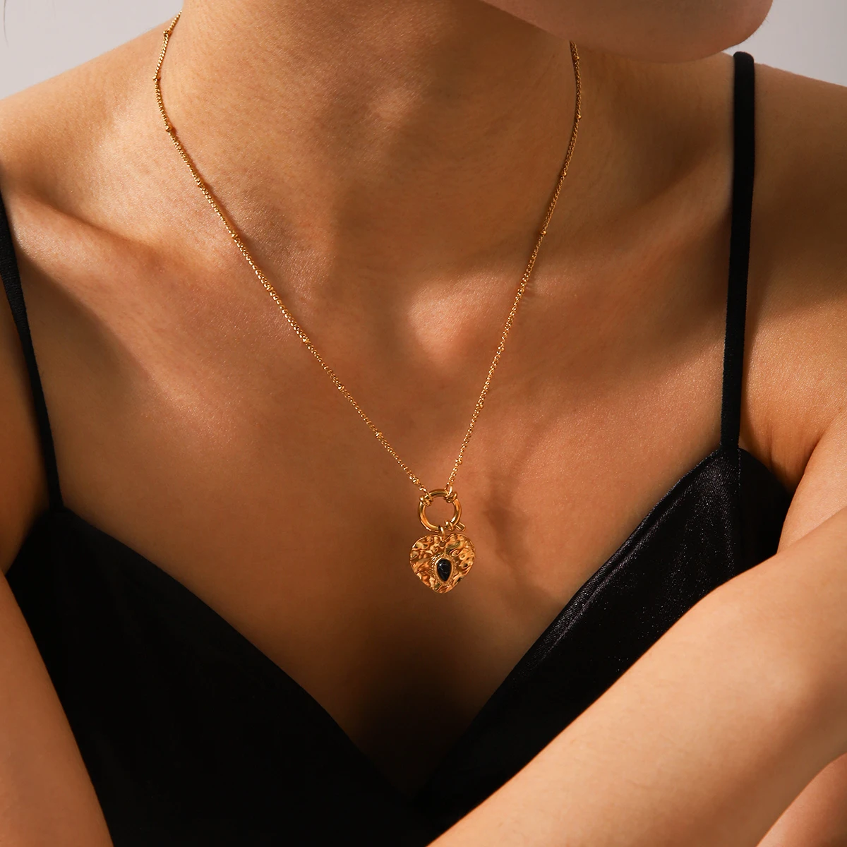 هوانغ تشاو على شكل قلب قلادة الفولاذ المقاوم للصدأ قلادة قلادة عصرية الأسود الزركون قلادة قلادة مجوهرات مأدبة هدية