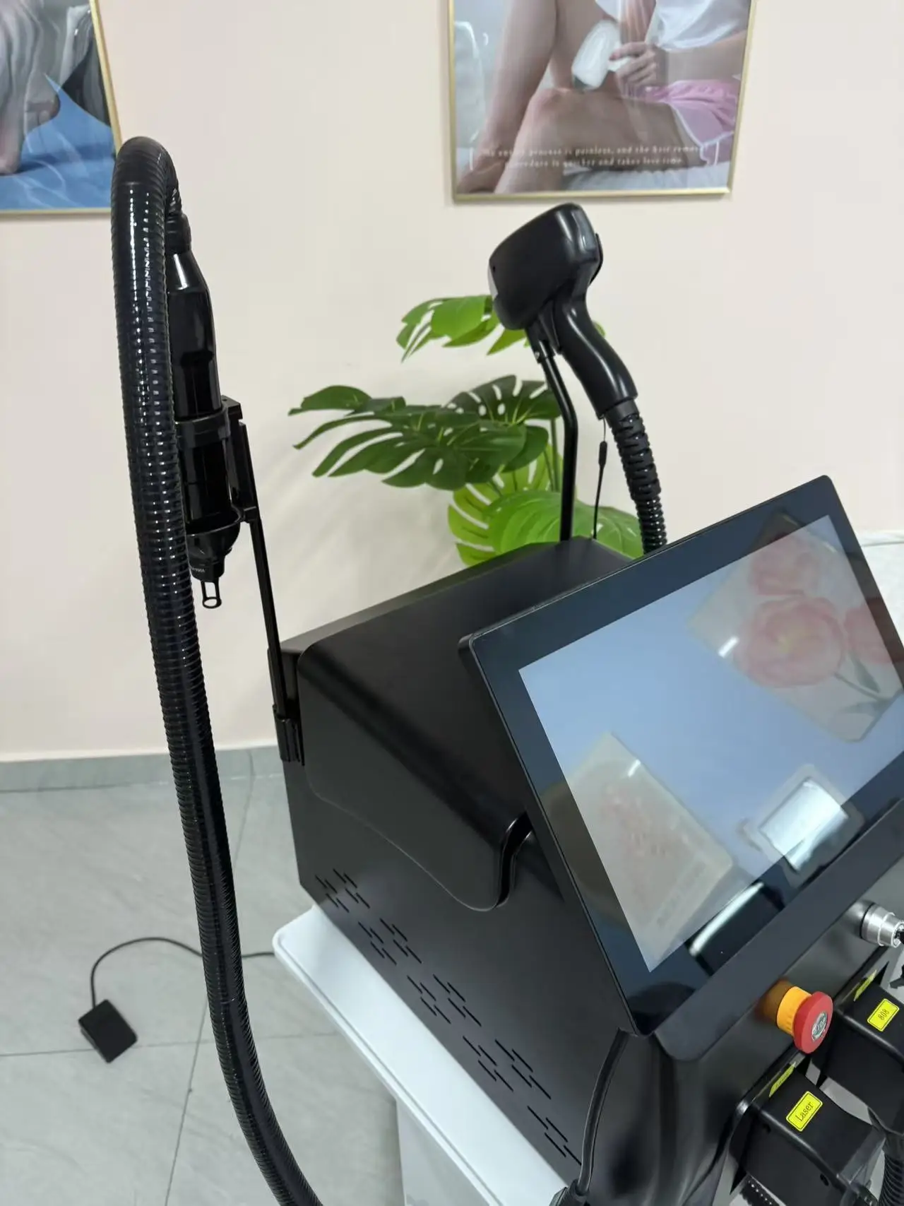 

2-in-1 Picosecond Tattoo Removal Laser and 808 Ice Hair Removal Device with 3 Adjustable Wavelengths Suitable for Salon Use.