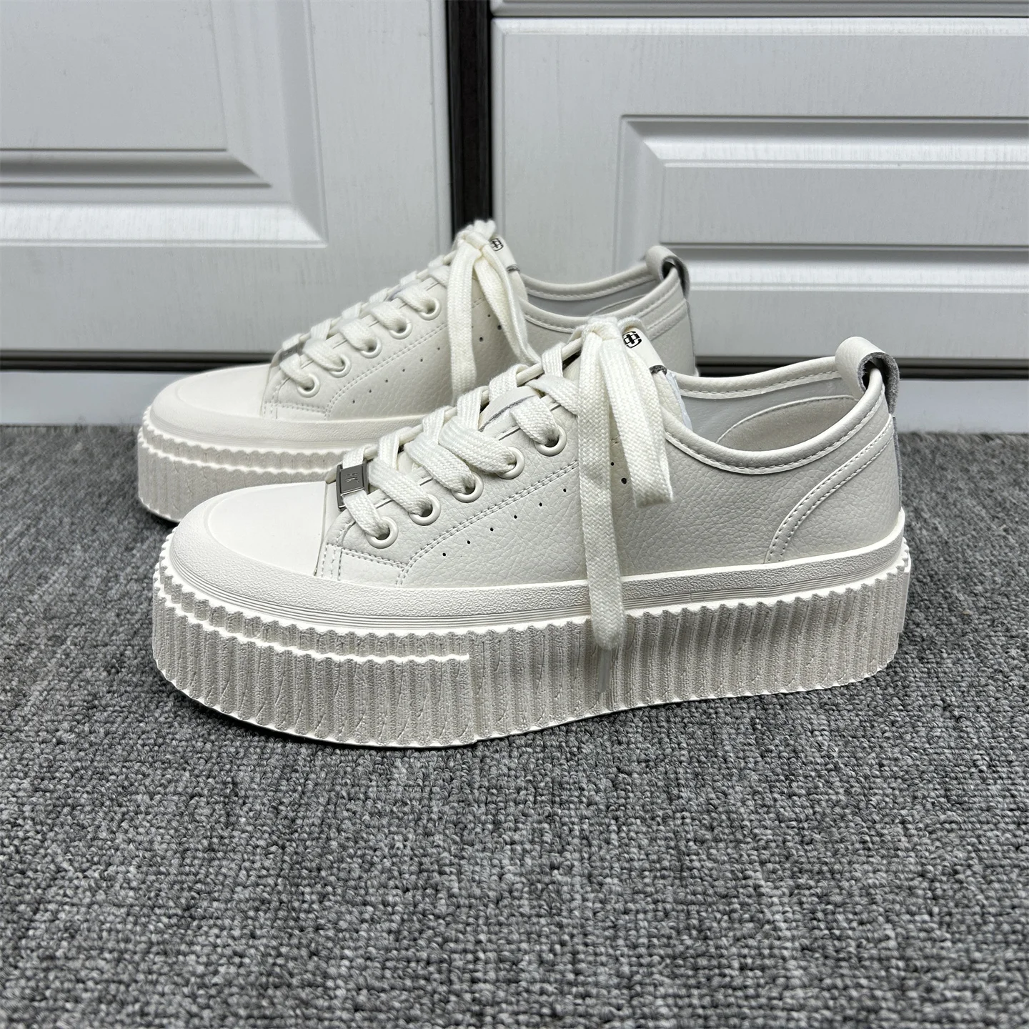 Low-Top Women's Sports Shoes Comfortable round Toe Laced Thick Bottomed Leather Sneakers Versatile Casual Shoes for Women
