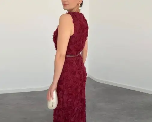 

Summer 2025 Round Neck Sleeveless Pleated Elegant Dress with Rose Decal Decoration, Fashionable and Elegant Women's Dress