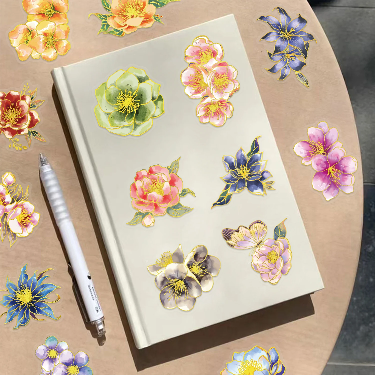 สติกเกอร์ลายดอกไม้สีทอง 50 ชิ้น สติกเกอร์ตกแต่งลายดอกไม้หรูหรา โปร่งใส กันน้ำ สำหรับแล็ปท็อป โทรศัพท์มือถือ และกระเป๋าเดินทาง