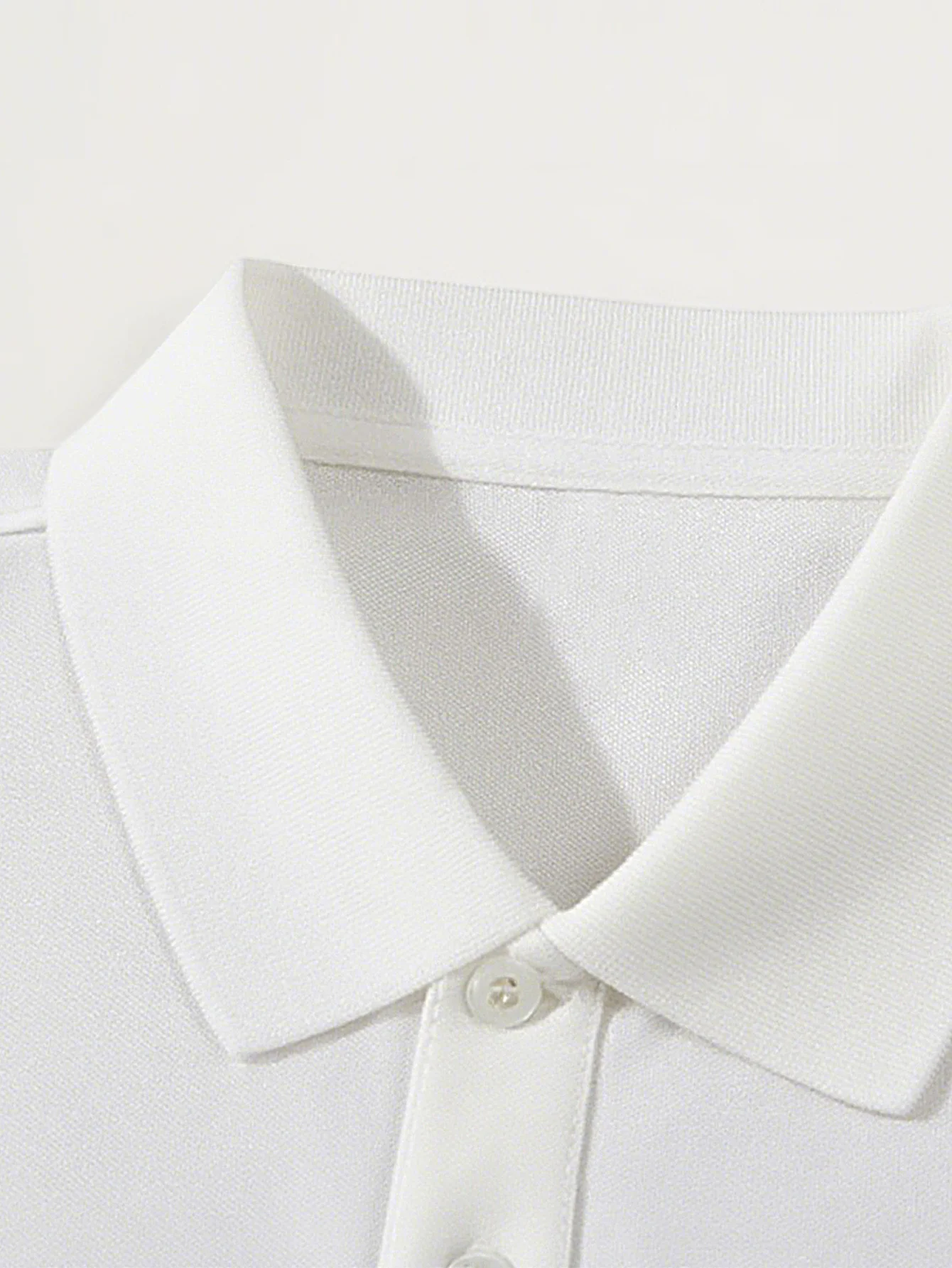 Herren-Poloshirt mit Umlegekragen, leichter Business-Stil, modische Kirschblüten-Zierung, trendiges Schriftzug-Design – Detail 11
