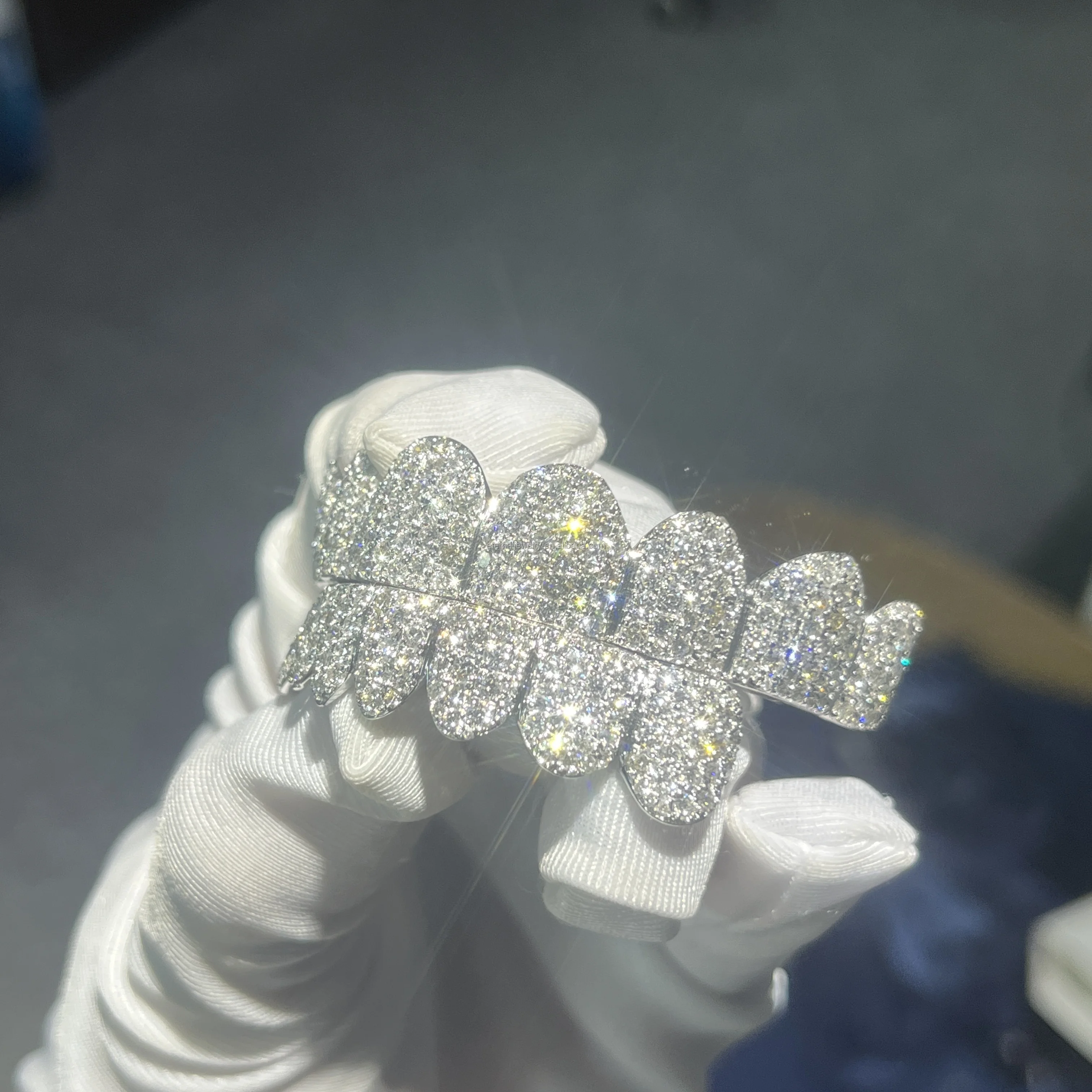 Best-seller Custom Fashion Hip Hop Jewelry 925 Sterling Silver Iced Out VVS Diamond Round Cut Moissanite Teeth Grillz Men Women