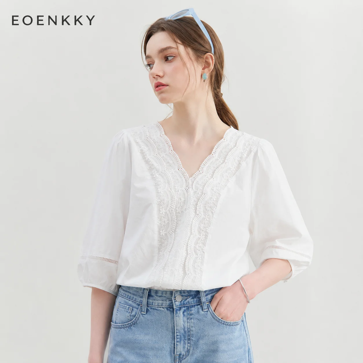 EOENKKY Women White Lace V Neck Blouse Half Puff Sleeve Loose Fit Pullover Shirt Spring Summer French Style Casual Cotton Blen