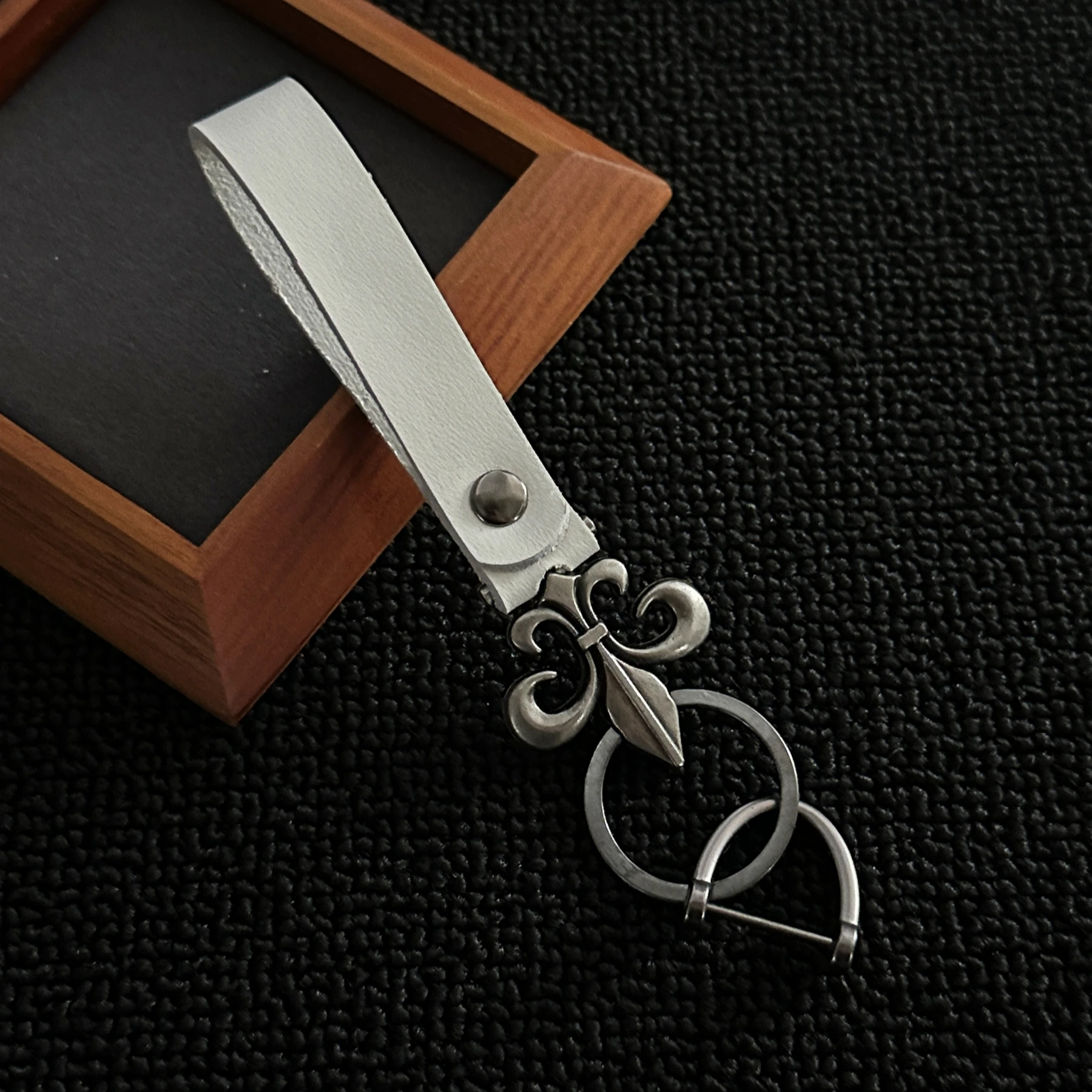 Leather Floral Cross Metal Car Keychain with Horseshoe Buckle (Screwdriver Included) A Retro Corded Ring Style Father's Day Gift