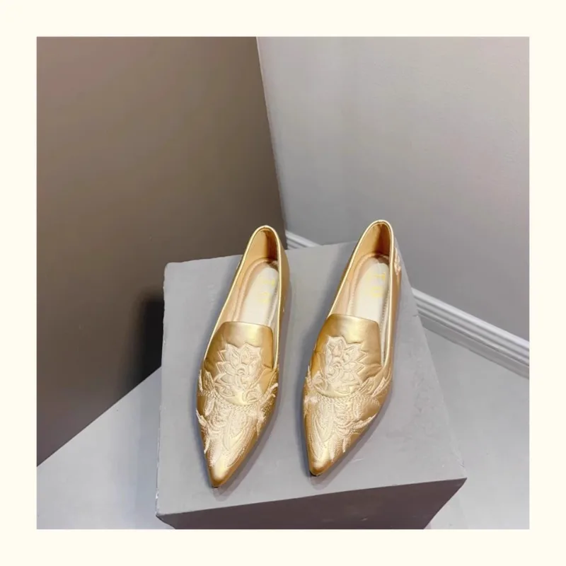 

2025 New Chinese Style Embroidered Flower Pointed Flat Flat Single Shoes for Women's Vintage Style Soft Bottom Bean Shoes