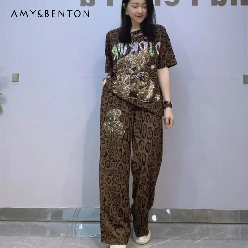 

Костюм женский летний: футболка с круглым вырезом и коротким рукавом с леопардовым принтом и стразами, брюки с высокой талией, повседневный комплект