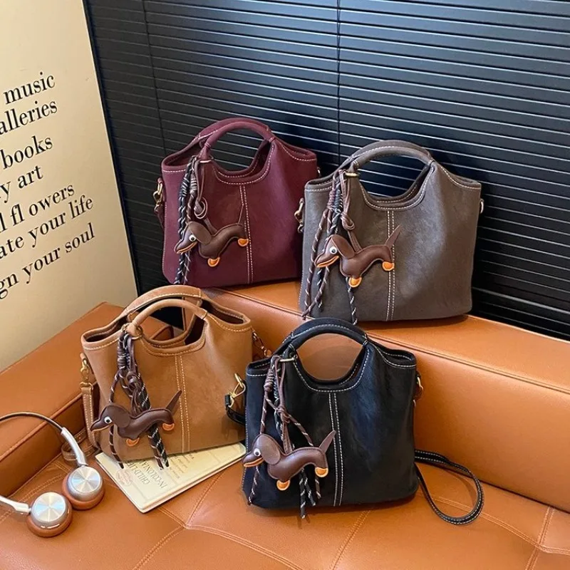 

Модная классическая роскошная сумка для подгузников для женщин, сумка через плечо, элегантная кожаная сумка-тоут, большая вместимость, стильный текстурированный дизайн с логотипом.