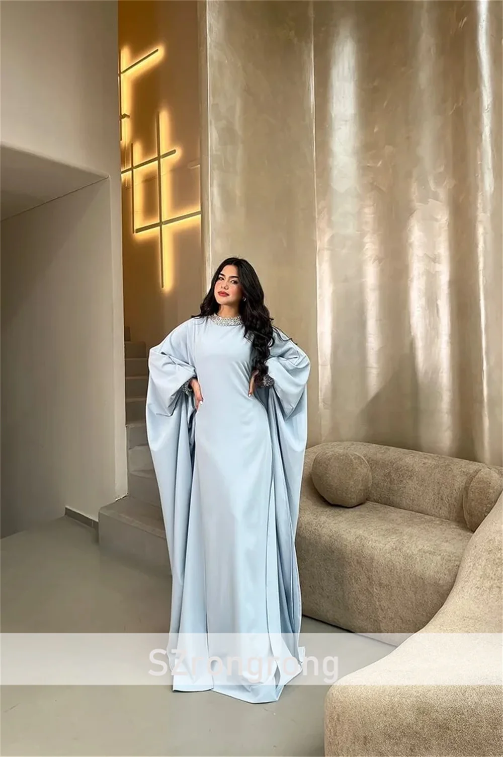 فساتJubah Panjang Longgar Satin Leher Tinggi dengan Gaun Saudi Panjang Lantai Lengan Panjang Lurus Kristal untuk Wanita Dibuat Sesuai Pesanan