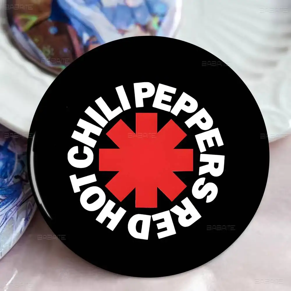 شعبية روك باند R-الأحمر الساخن C-فلفل الحار P-فلفل الإبداعية دبابيس مضحك جولة المفاجئة في بروش شارة ظهره قبعة اكسسوارات مجوهرات