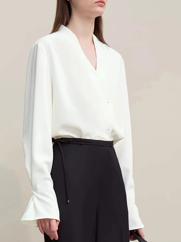 เสื้อผู้หญิง Amii รุ่น Elegant ปี 2026 คอลเลคชั่นฤดูใบไม้ผลิ คอวี แขนพลีททรงบาน ผ้าชีฟอง เสื้อทรงหลวม แขนยาว รุ่น 12641070