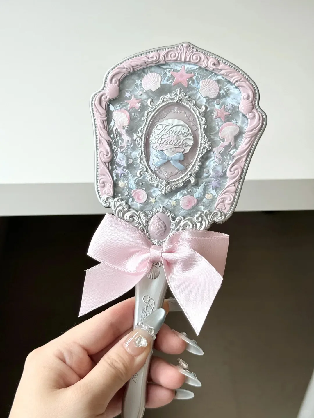 Flower Knows 2025 Shell Jewel Handspiegel Luxe Parel Ontwerp Draagbare Compacte Make-upspiegel voor Vrouwen Schoonheid