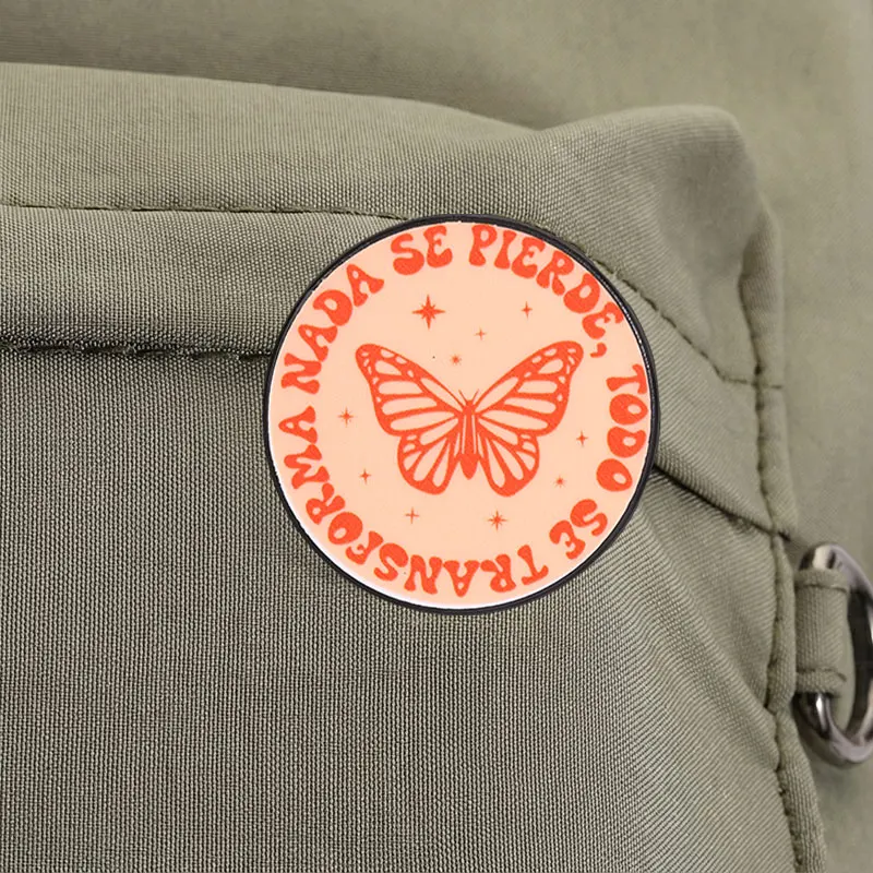 Poetic Nada Se Pierde Schmetterling Emaille-Abzeichen Retro-Typografie Runder Anstecker Legierungs-Brosche Revers-Rucksack-Schmuck Geschenk als Souvenir – Detail 3