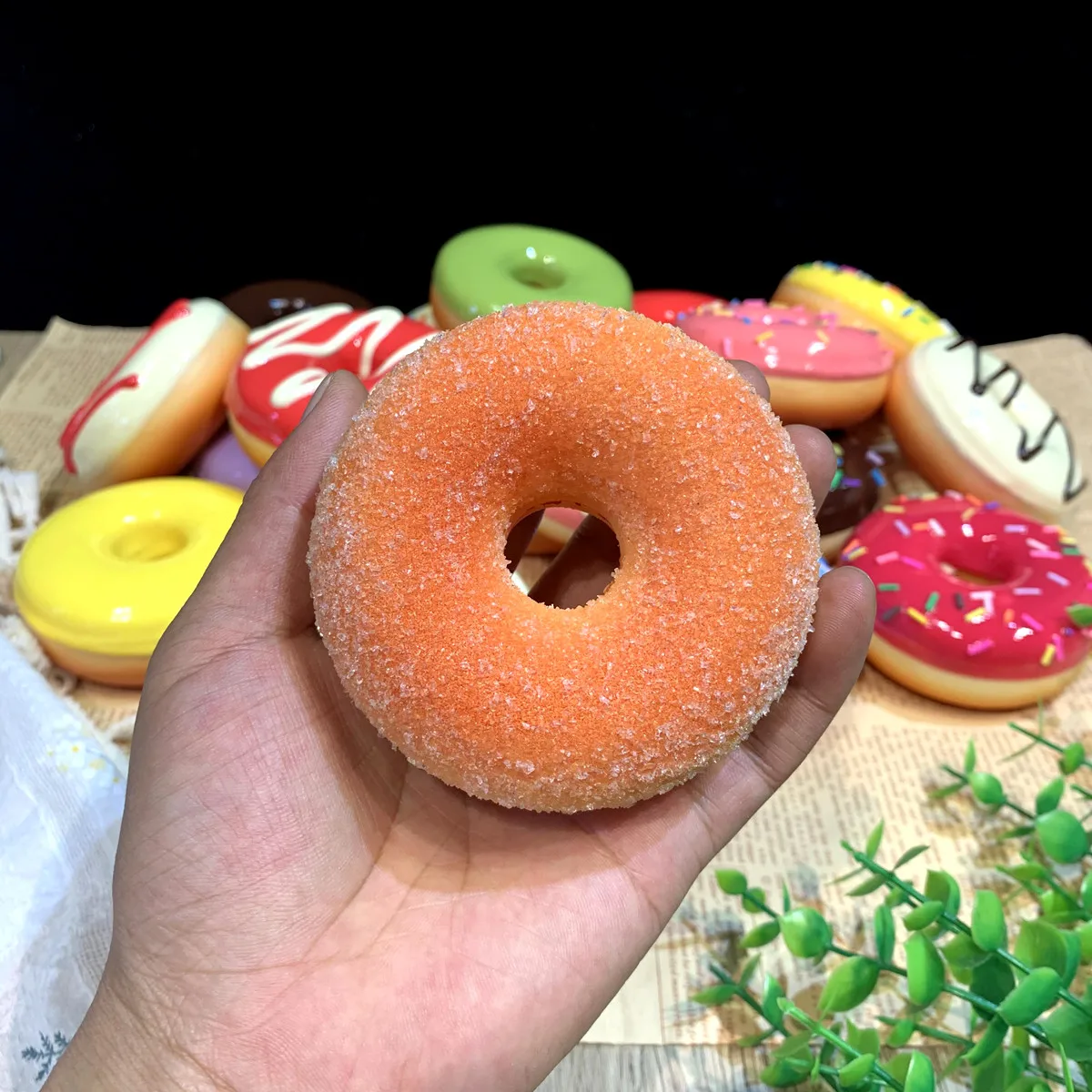 8,5cm Simulierte Donuts Runde Kunstnahrung Weiche PU-Brot-Farbe Nadelrosa Wanddekoration Schokoladen-Anhänger Süßigkeiten DIY-Requisiten Geschenk – Detail 4