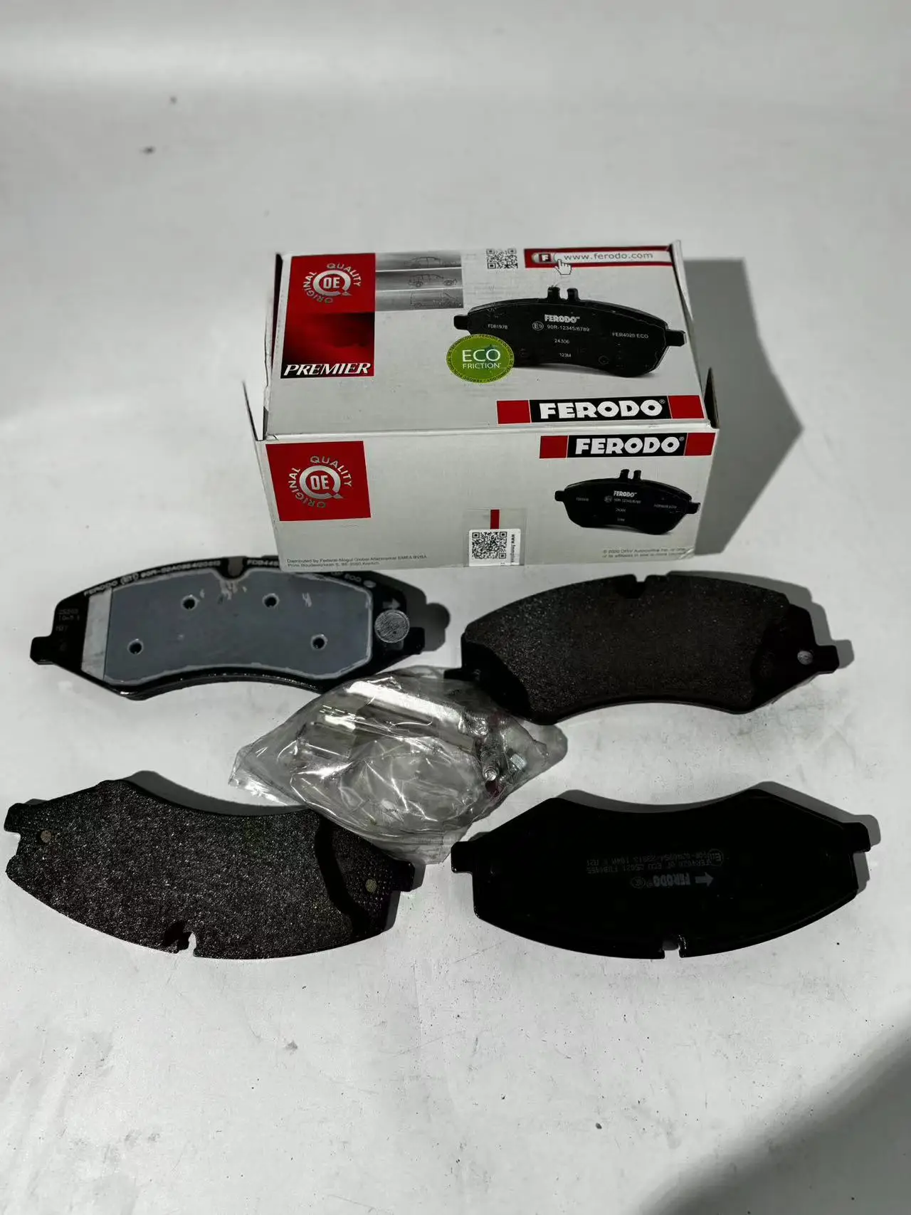 Ferodo FDB4455 front brake pads for original factory LR134700 LR051626 front wheels 4 pieces Land Rover Discovery 4 3.0 SD diese