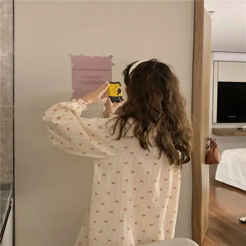 ชุดนอนเซ็กซี่แฟชั่นชุดนอนสีตัดกัน ชุดลำลองสำหรับผู้หญิงตัวเล็ก ลายเชอร์รี่ สำหรับฤดูใบไม้ร่วง