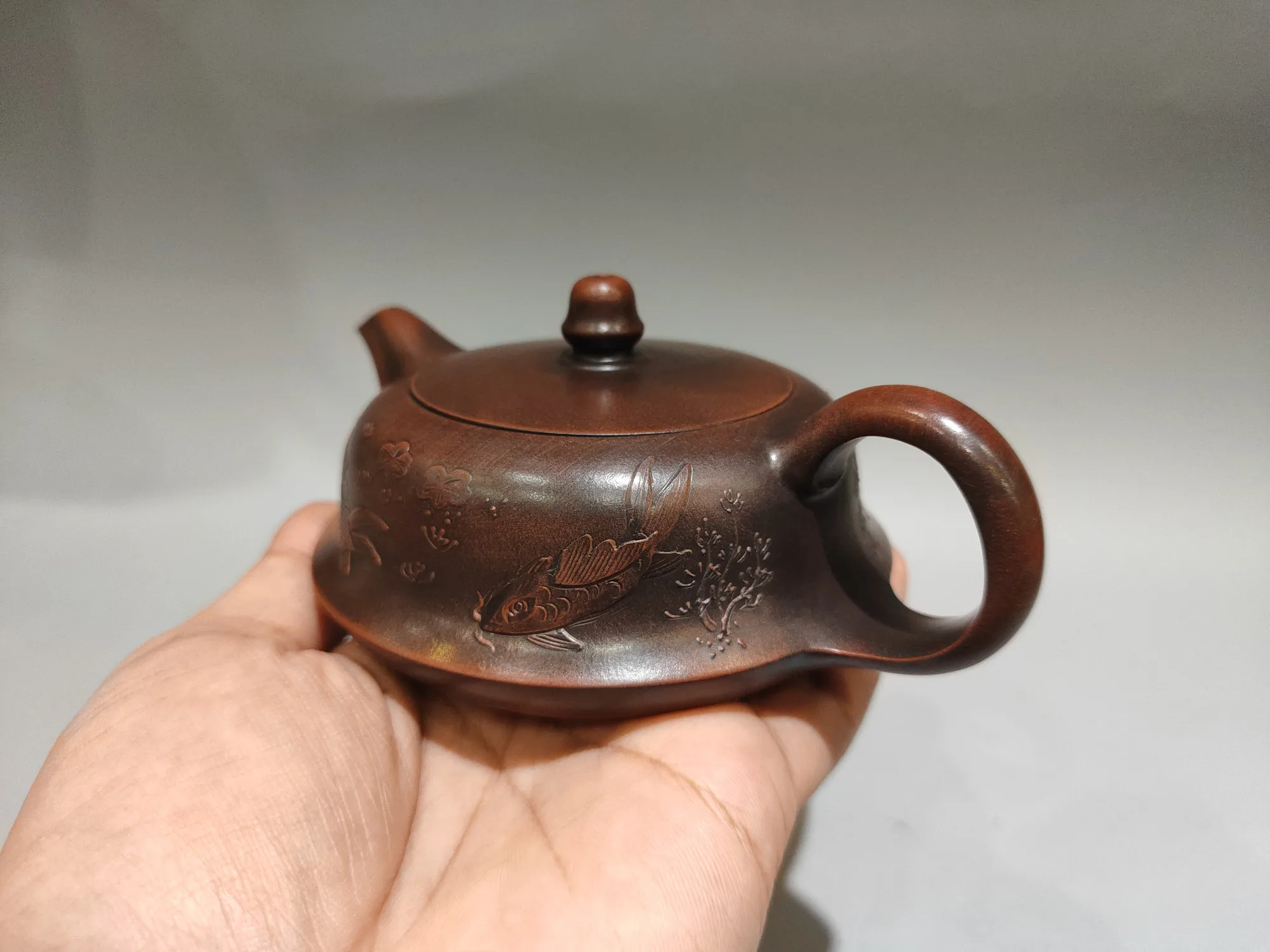 Yixing Purple Clay Pot Old Purple Mud Kiln turned virtual flat pot Fish patterned Teapot Kettle Tasting tea ceremony Ornaments