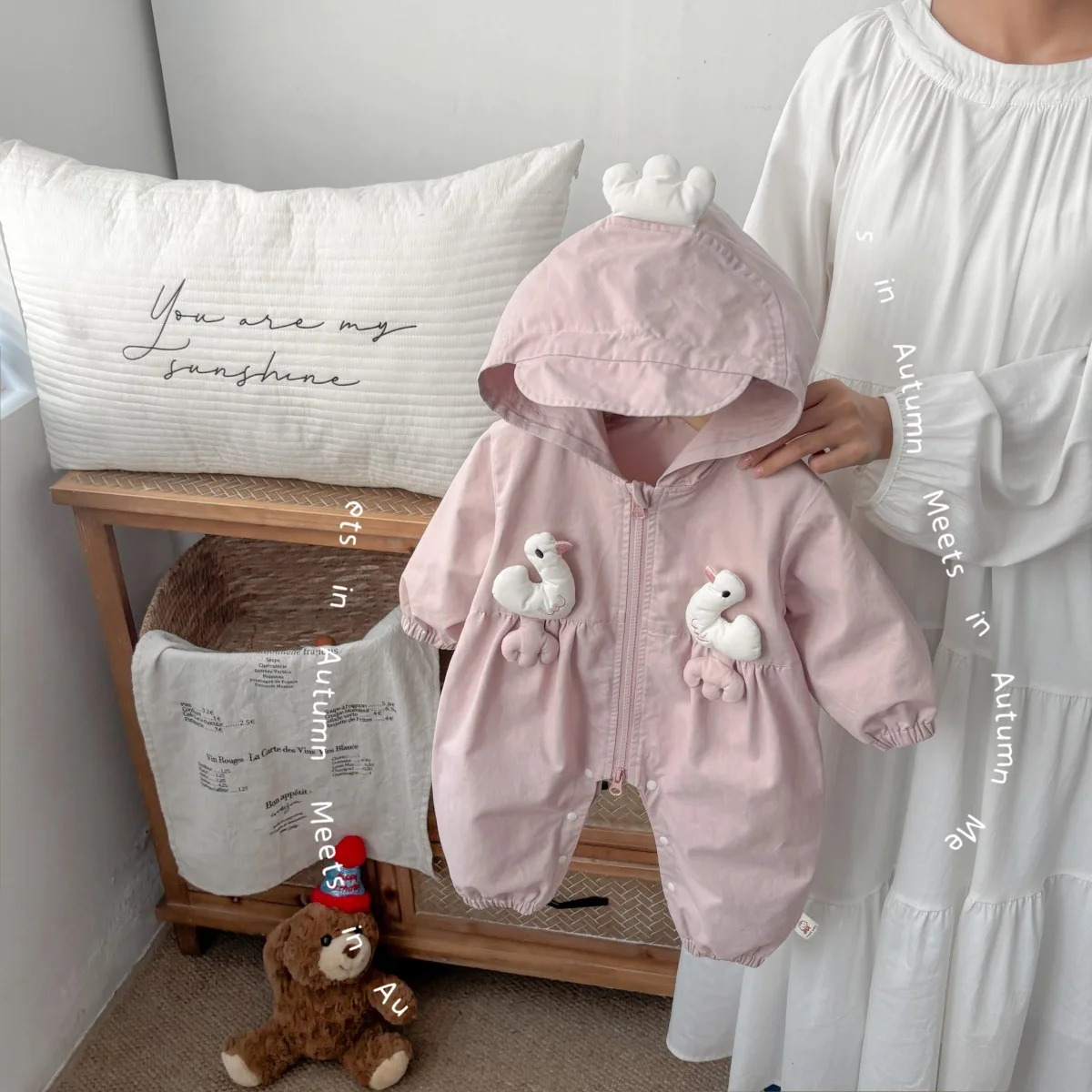 

Осенние комбинезоны для маленьких девочек 2025 Ins, боди с капюшоном и маленьким лебедем для новорожденных девочек, комбинезоны на молнии с длинными рукавами для маленьких девочек