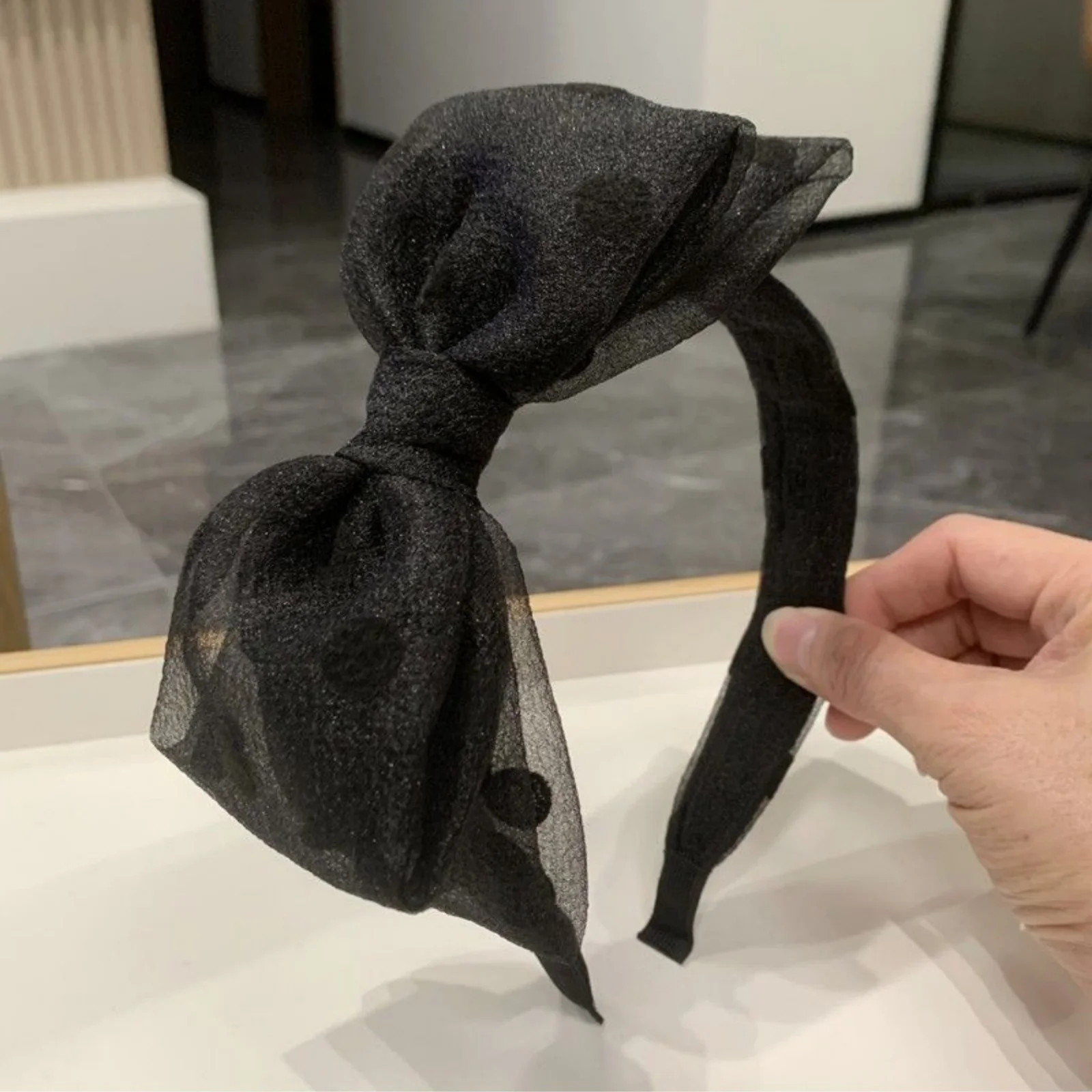 1 STÜCK Elegantes, rutschfestes Stirnband mit Schleife und minimalistischem Damen-Haarschmuck aus Spitzentüll mit breiter Kante, einfarbig, Polyester F – Detail 1
